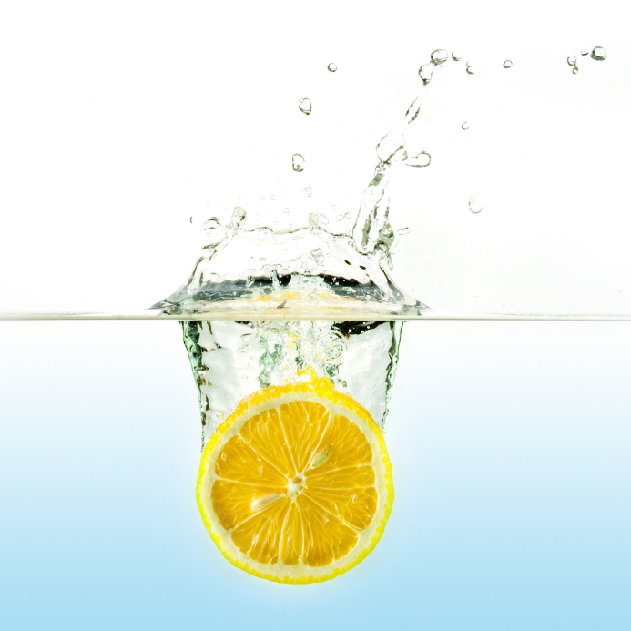Свежесть лимона. Вода с лимоном. Вода с лимоном на белом фоне. Вода с лимоном в ресторане. Стакан воды с лимонным соком.